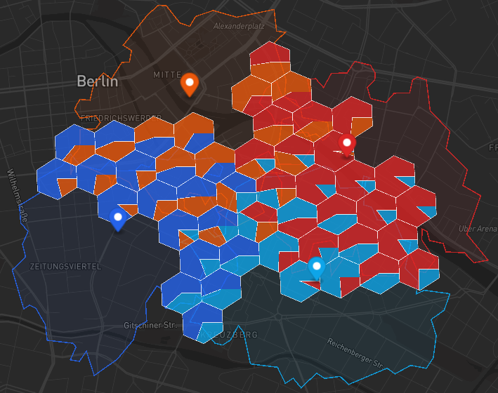 Final market-share analysis map with overlapping catchments and pie-split contested hexes for four locations in Berlin